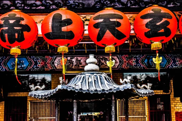 Taichung 'daki Budist tapınağında Çince işaretler var.