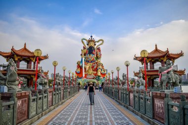 Kaohsiung 'daki Lotus Gölü' nün yanındaki köprüde savaşçı heykeli.