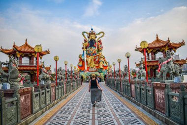 Kaohsiung 'daki Lotus Gölü' nün yanındaki köprüde savaşçı heykeli.
