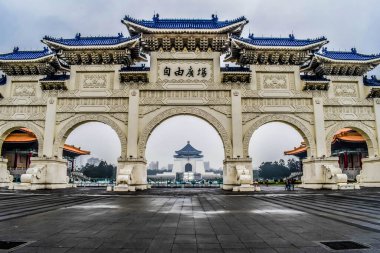 Tayvan, Taipei 'de yağmurlu havada Ulusal Chiang Kai-shek Anma Salonu