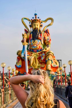 Kaohsiung 'daki Lotus Gölü yakınlarında güzel bir Çin savaşçı heykeli.