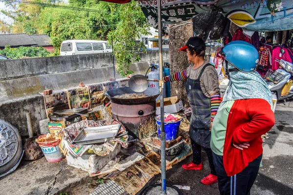 Tayvan 'daki yerel halkın hayatı, sokak pazarları, Taichung.