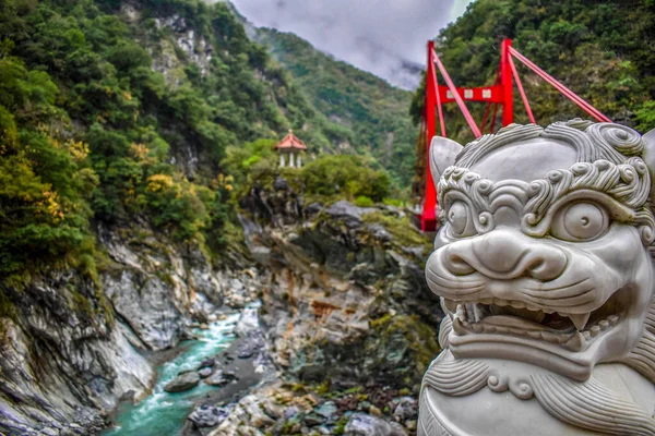 Taroko Ulusal Parkı, Tayvan 'daki kayalık kanyonun görüntüsü