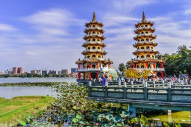 Kaohsiung 'daki Lotus Gölü' nün yanında geleneksel Çin mimarisi olan iki pagoda.