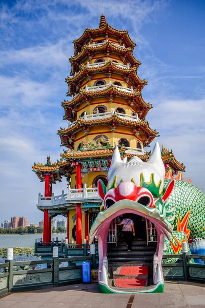 Ejderha tapınağı, Kaohsiung, Tayvan 'daki Lotus Gölü' nün yanındaki geleneksel Çin mimarisi.