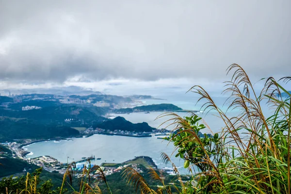 Keelung dağına doğru doğa yürüyüşü, Tayvan 'da deniz manzarası. — Stok fotoğraf