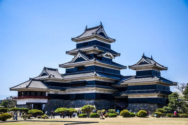 Japonya 'da geleneksel Japon tarzında inşa edilmiş muazzam Matsumoto kalesi.