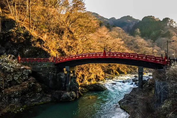 Dağdaki belirgin kırmızı ahşap köprü Nikko, Japonya