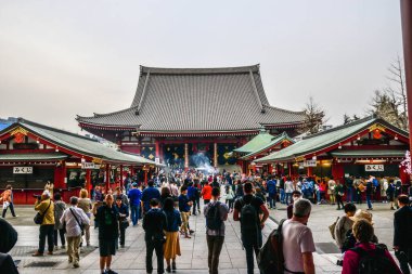 Japonya 'da Tokyo' daki tarihi kutsal Asakusa tapınağı