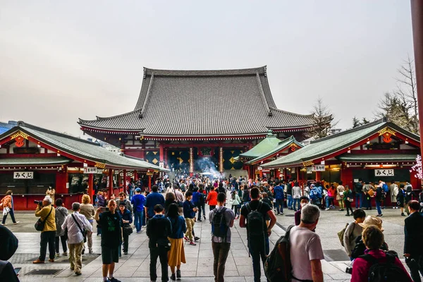 Japonya 'da Tokyo' daki tarihi kutsal Asakusa tapınağı