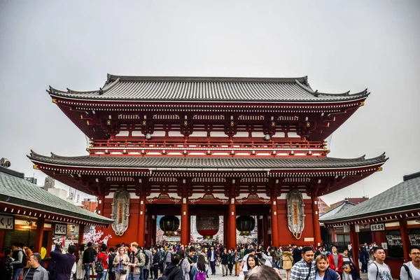 Tokyo, Japonya 'daki tarihi kutsal Asakusa tapınağı.