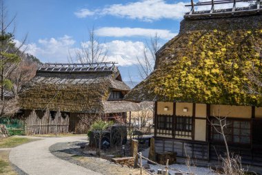 Japonya 'nın Kawaguchiko kentindeki kırsal kulübeleriyle karlı Fuji Dağı' nın çarpıcı manzarası
