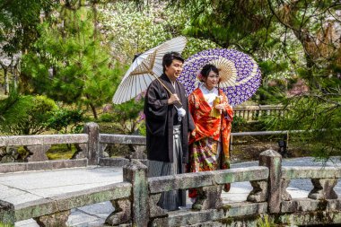 Geleneksel Japon düğünü Japonya 'da Kyoto' daki Japon bahçesinde özel bir elbiseyle.