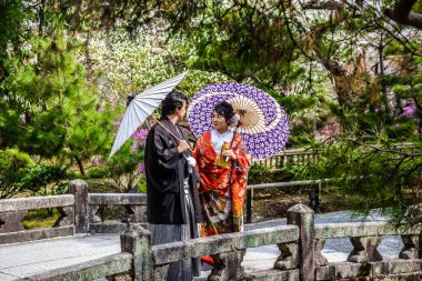 Geleneksel Japon düğünü Japonya 'da Kyoto' daki Japon bahçesinde özel bir elbiseyle.