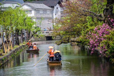Japonya 'nın küçük bir kasabası olan Kurashiki' deki nehir kanalında Japonca rehberler var.