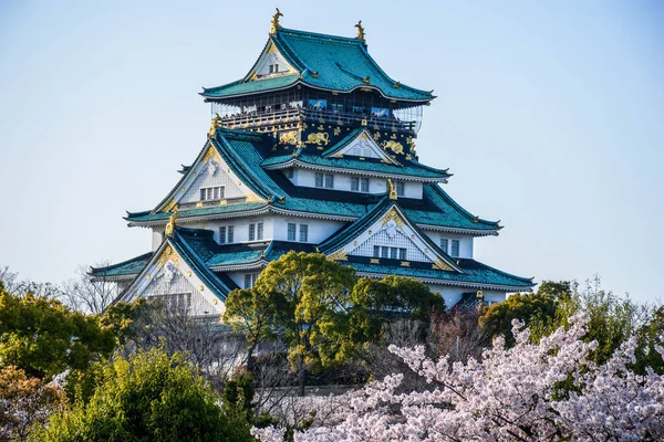 Görkemli mavi çatılı Osaka kalesi, zengin dekorasyonlu, Japonya