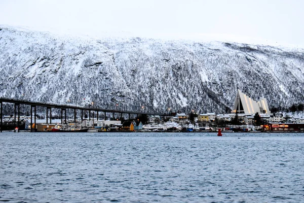 Norveç 'in kuzeyindeki Tromso fiyordunda ikonik katedral ve köprü — Stok fotoğraf