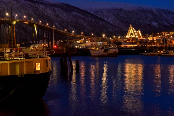 Cattedrale artica notturna nel Tromso innevato, Norvegia — Foto Stock