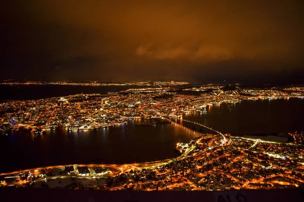 Notte trascorsa sopra il fiordo di Tromso con bella vista — Foto Stock