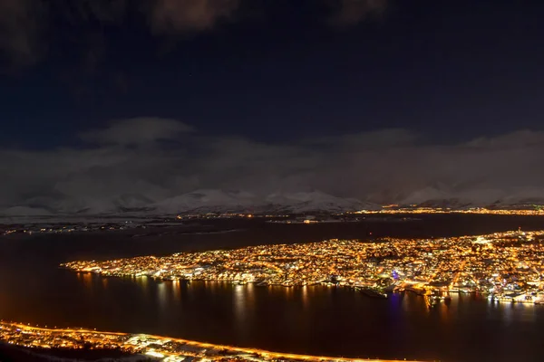 Vista notturna sulla città di Tromso situata sul fiordo nel nord della Norvegia — Foto Stock