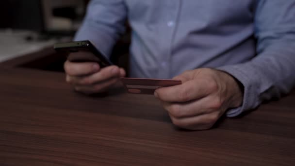 Руки Бізнесмена Тримають Мобільний Телефон — стокове відео
