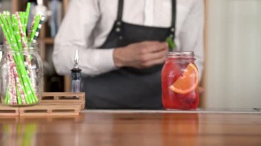 Yakışıklı genç barmen elleri bitiriyor. 