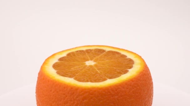 Rotation Der Geschnittenen Orangen Auf Dem Wendetisch — Stockvideo