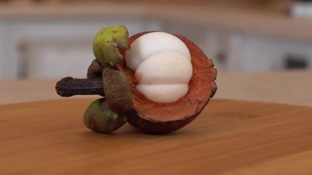 Helft Van Paarse Mangosteen Draaiende Camera — Stockvideo