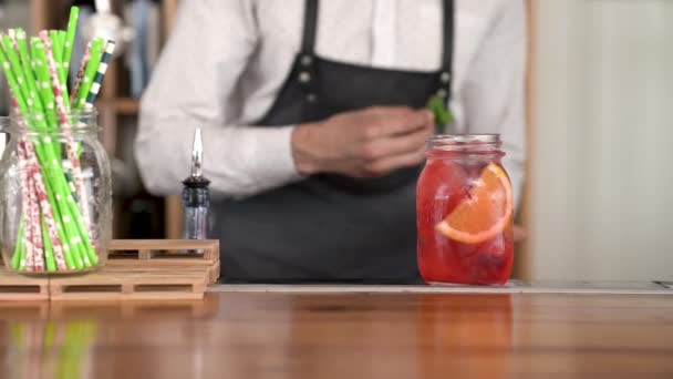 Bonito Jovem Barman Mãos Acabamento — Vídeo de Stock