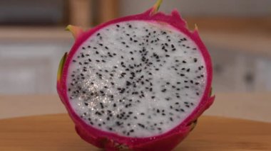 Yarım dilim taze ejderha pitahaya yavaşça 