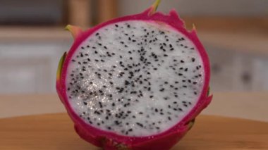 Yarım dilim taze ejderha pitahaya yavaşça