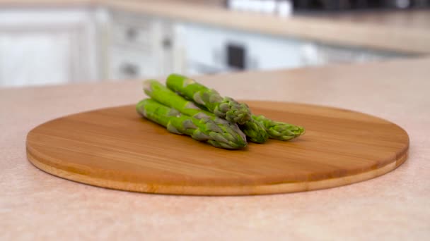 Σωρός Από Φρέσκα Πράσινα Σπαράγγια Στο Πιάτο — Αρχείο Βίντεο