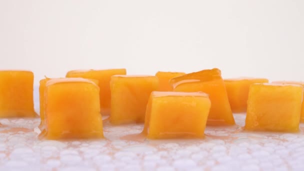 Sappige Mango Fruit Plakjes Draaien Draaitafel — Stockvideo