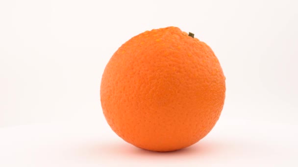 Saftig Apelsin Frukt Roterande Tur Bordet Droppar — Stockvideo