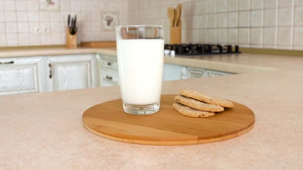 Ein Glas Milch Mit Gesundem Knusprigem Frühstück — Stockvideo