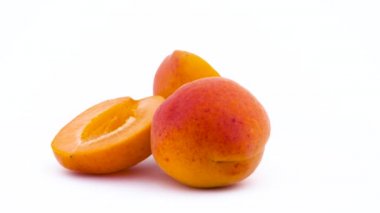 Bir tam iki yarım kayısı çukuru. 