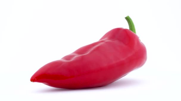 Eine Lange Rote Paprika Rotiert Auf Dem Plattenteller — Stockvideo