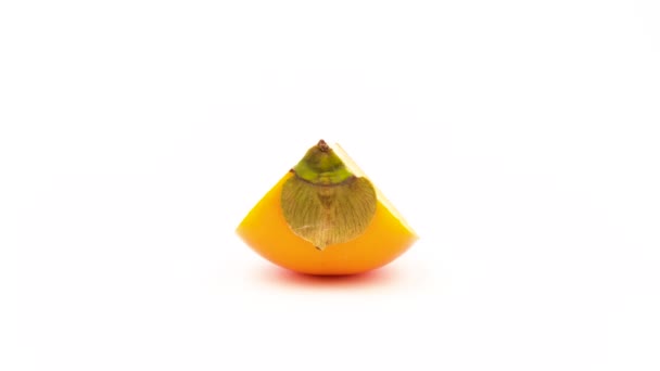 Een Roterend Stuk Persimmon Kaki Fruit — Stockvideo