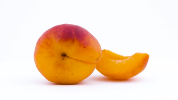 Una Rodaja Entera Una Rodaja Fruta Albaricoque Giratoria — Vídeos de Stock