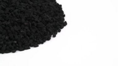 Dikey dönen siyah kimyon yığını