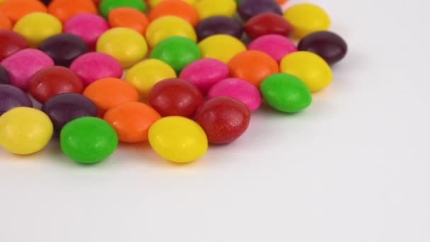 圆圆的糖果 在白色上旋转 — 图库视频影像