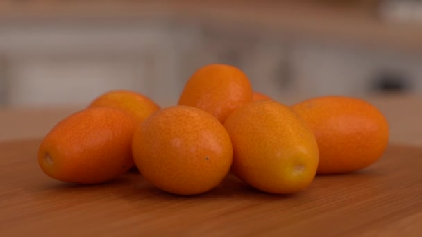 Verschillende Hele Kumquats Met Witte Keuken — Stockvideo