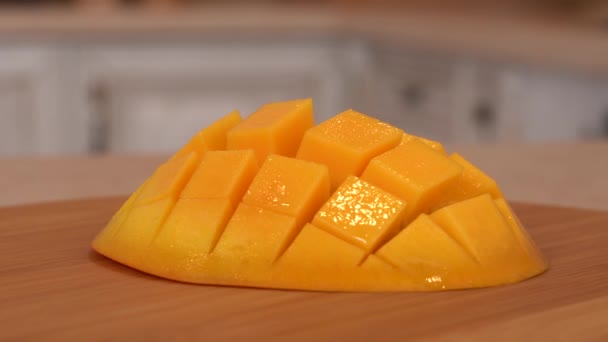 Cámara Giratoria Fruta Mango Rodajas — Vídeo de stock
