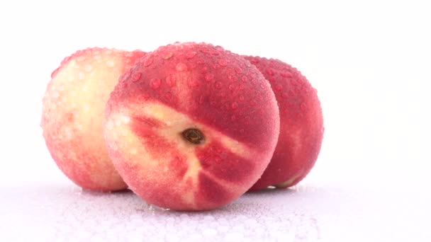 Trois Nectarines Fraîches Avec Gouttes Eau Tournant — Video