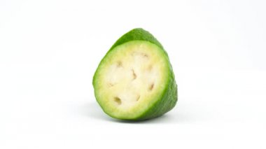 İki yarımlık olgun feijoa meyvesi.