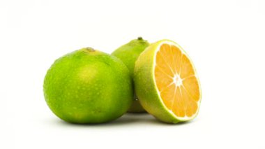 iki tam ve bir buçuk yeşil mandalina meyvesi