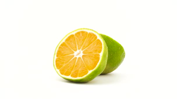 Zwei Hälften Einer Grünen Mandarine Mit Wasser — Stockvideo