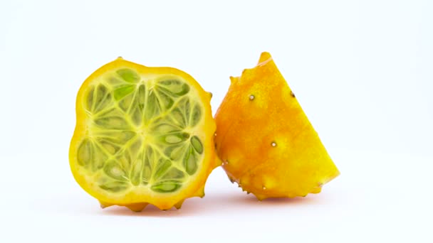 Zwei Hälften Reife Kiwano Früchte — Stockvideo