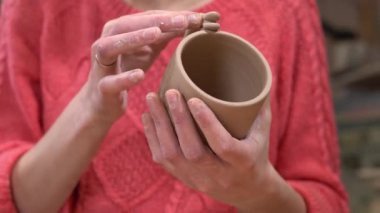 Kadın seramist yerleştirme ve final yapıyor