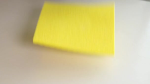 Limpiar Una Superficie Blanca Con Trapo Amarillo — Vídeo de stock